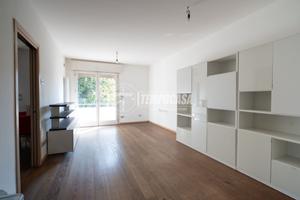 Elegante Quadrilocale Ristrutturato con Terrazzo e