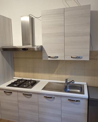 Cucina, divano, parete attrezzata,  tavolo.