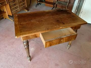 Affascinante tavolo scrittoio originale del XIX se