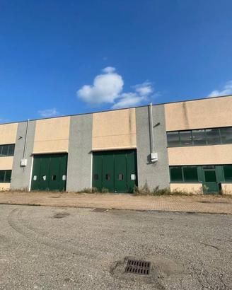 Immobile di 1132 m² con 1 locale a Lonate Ceppino