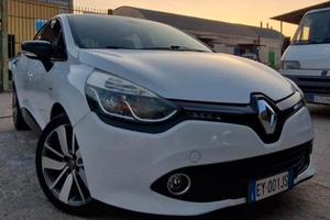 RENAULT CLIO COSTUME NATIONAL 2015