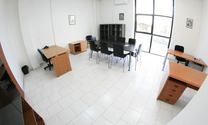 Ufficio arredato per team con posti auto