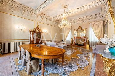 Appartamento di 386 m² con più di 5 locali a Veron