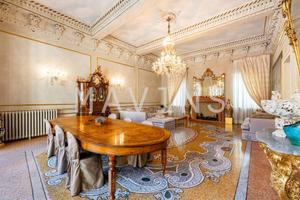Appartamento di 386 m² con più di 5 locali a Veron