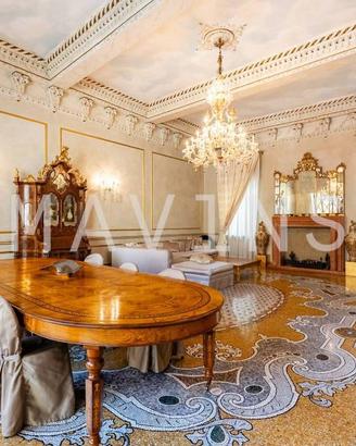 Appartamento di 386 m² con più di 5 locali a Veron