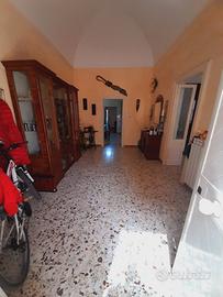 Casa con giardino piano terra