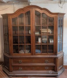 Grande vetrina in legno con ante in vetro 