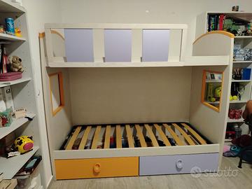 letto a castello con protezione e scala in legno