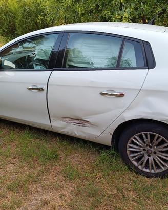 auto incidentata intera o a pezzi 