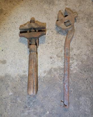 coppie di utensili antichi meccanici