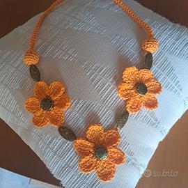 collana con fiori  arancio lavorata all'uncinetto 