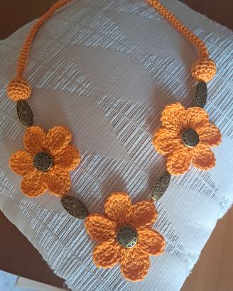 collana con fiori  arancio lavorata all'uncinetto 