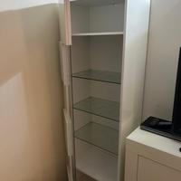 Mobile bianco con parti in vetro