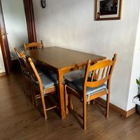 Tavola in legno con sedie