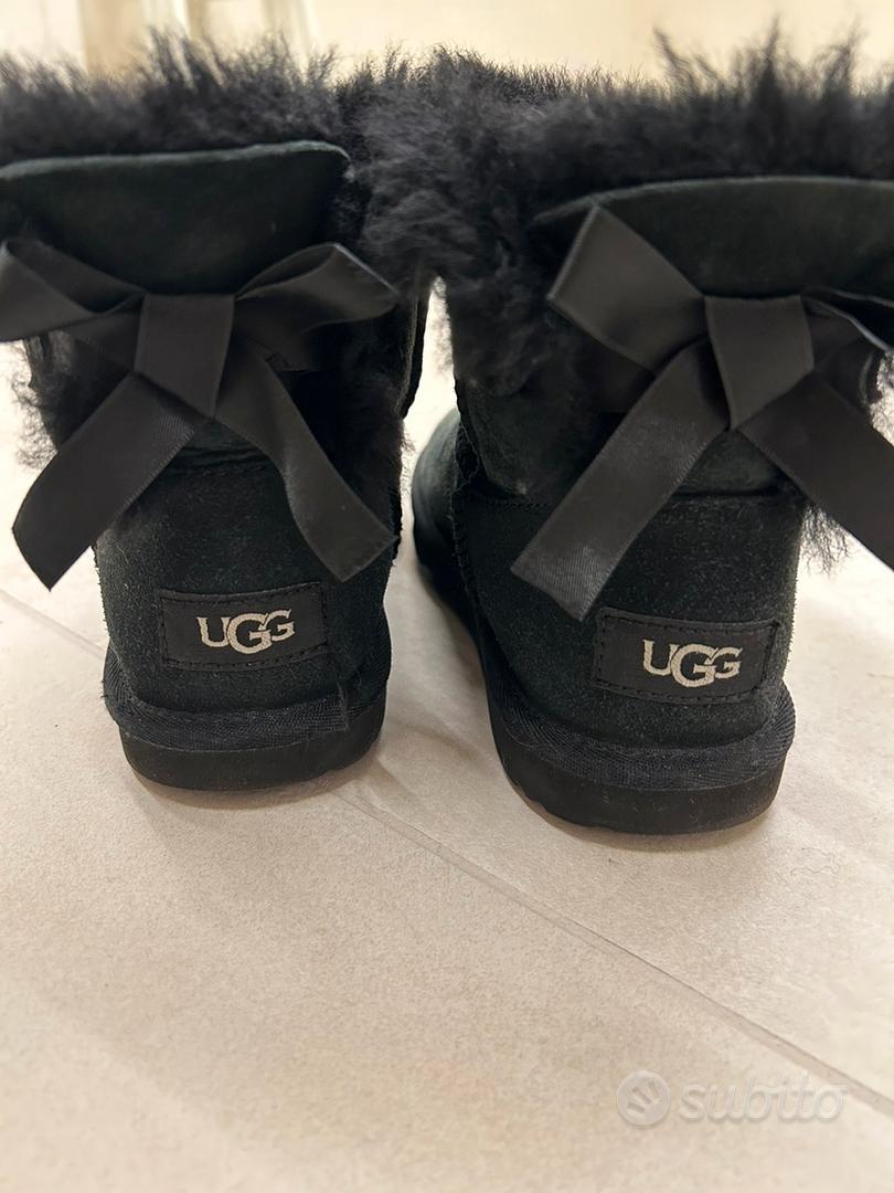 Ugg neri clearance bassi con fiocco