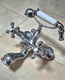 Rubinetto miscelatore a parete per vasca