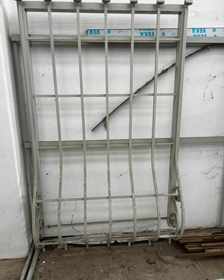 Inferiata in ferro battuto