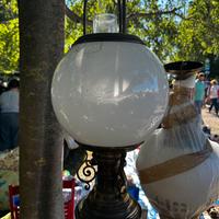 Lampadario vintage in ottone e vetro opalino