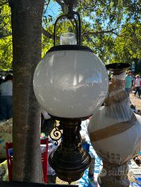Lampadario vintage in ottone e vetro opalino