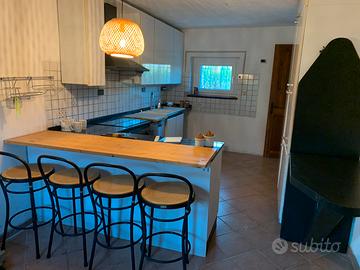 Cucina con tavolo snack