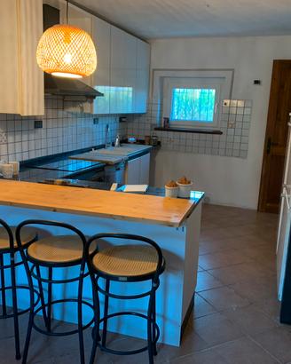 Cucina con tavolo snack