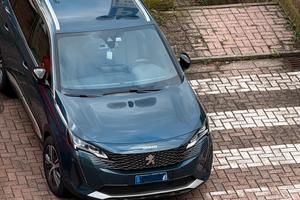 5008  Peugeot