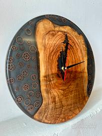 Orologio da parete artigianale in ulivo e resina