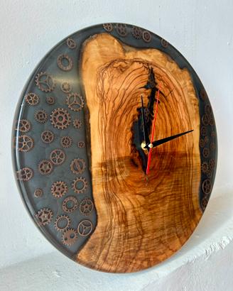 Orologio da parete artigianale in ulivo e resina