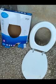 sedile per WC di colore bianco in materiale plasti