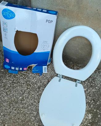 sedile per WC di colore bianco in materiale plasti