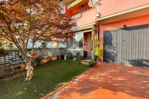 VILLA A SCHIERA A SUSTINENTE