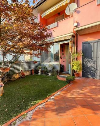 VILLA A SCHIERA A SUSTINENTE