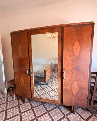 Camera da letto antica in legno e radica