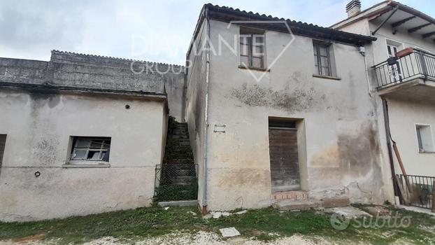 Azienda agricola con porzione di casale e terreno