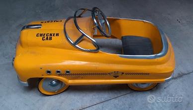 Autovettura vintage taxi giallo