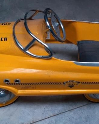 Autovettura vintage taxi giallo