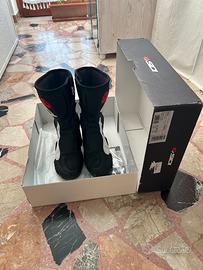 Stivali da moto sportivi marca SIDI .