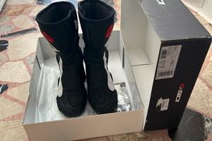 Stivali da moto sportivi marca SIDI .