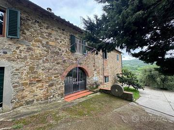 Rustico / Casale di 878 m² con più di 5 locali e b