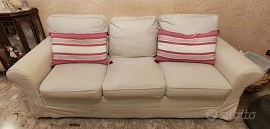 Divano letto 3 posti comodo ed elegante.