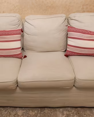 Divano letto 3 posti comodo ed elegante.