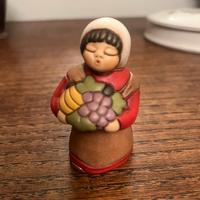 Donna con cesto di frutta presepe Thun