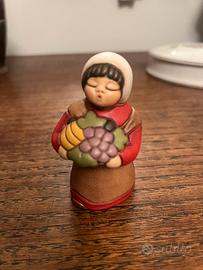 Donna con cesto di frutta presepe Thun