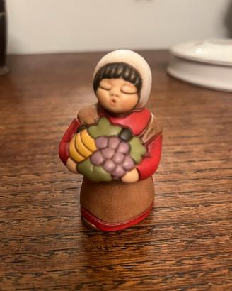 Donna con cesto di frutta presepe Thun