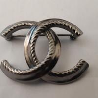 CHANEL SPILLA LOGO CLASSICO