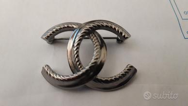 CHANEL SPILLA LOGO CLASSICO