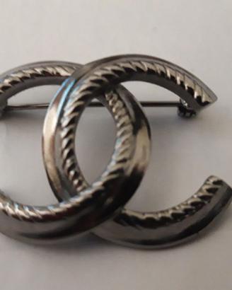 CHANEL SPILLA LOGO CLASSICO