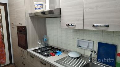 Cucina quattro fornelli con piastra