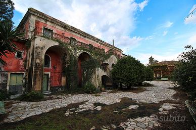 Imponente villa di 1800 mq. a Giarre