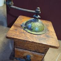 Macinacaffè antico in legno